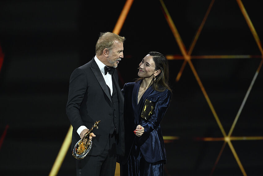 Kevin Costner, Sibel Kekilli