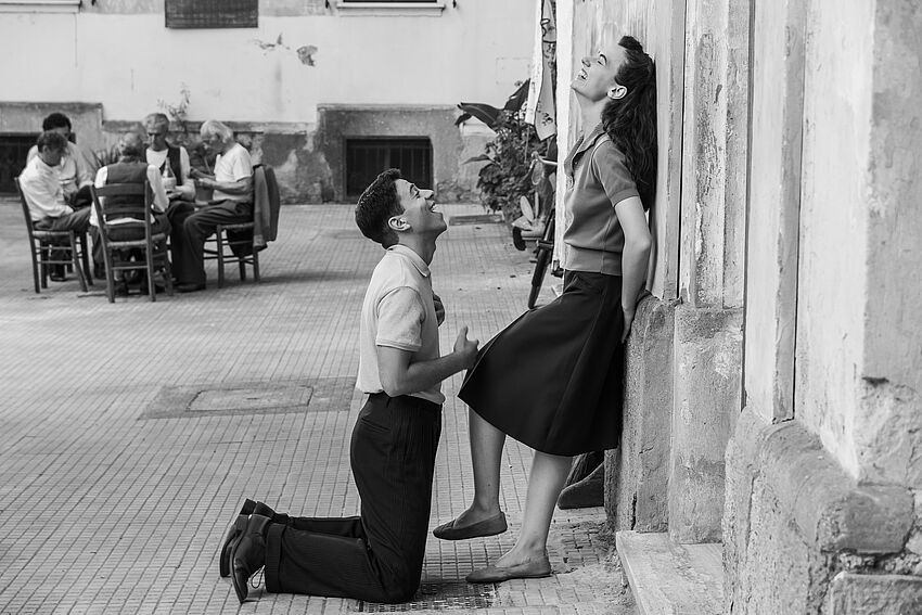 Ein junger Mann macht einen Heiratsantrag; auf den Knien