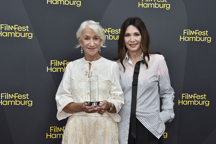 Helen Mirren mit ihrer Laudatorin Iris Berben