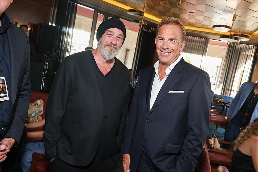 Kevin Costner und Torsten Sträter