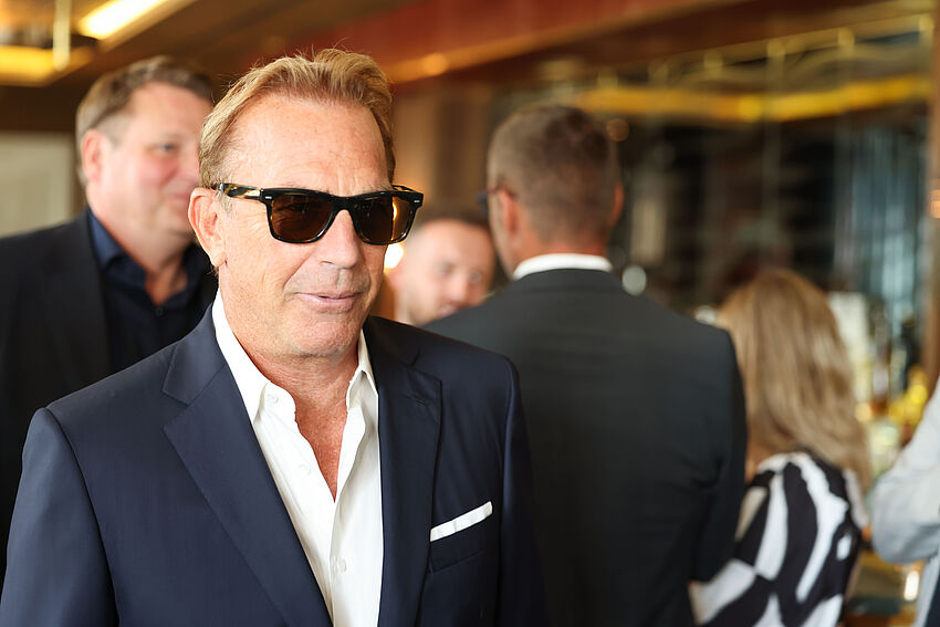 Kevin Costner mit schwarzer Sonnenbrille